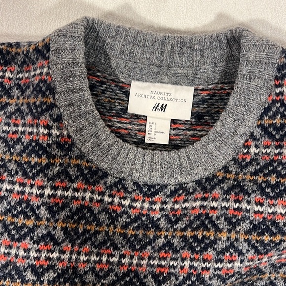 Cozy up in style with this H&M sweater from the Mauritz Archive Collection! - Picture 3 of 6